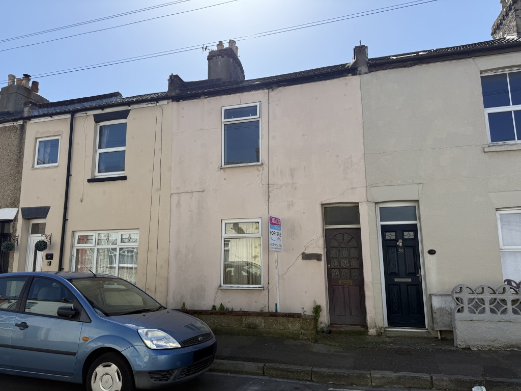 Lot: 109 - TWO-BEDROOM HOUSE IN NEED OF IMPROVEMENT - Terraced house with painted render exterior